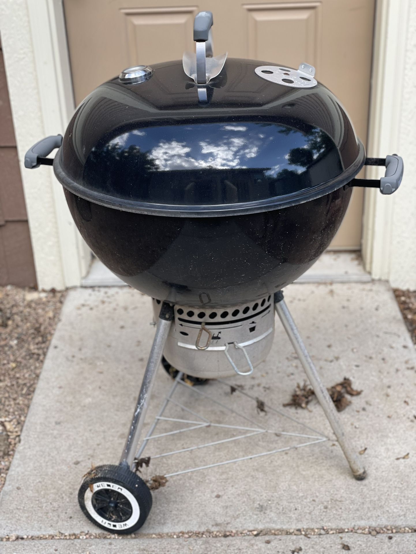 Weber Original Kettle Premium Charcoal Grill 22”