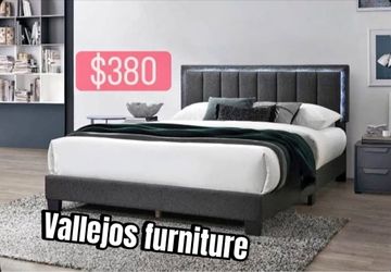 New queen bed/ w memory foam
