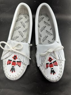 EUC Minnetonka Thunderbird II White Leather Beaded Moccasins Women's Size 5.5 (worn once)