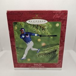Hallmark Christmas Ornament Sammy Sosa Chicago Cubs 2001 At Ballpark Baseball 

Ornament is in excellent condition 

At the ballpark- 6th in the serie
