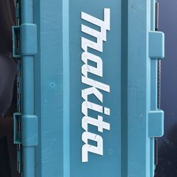 Makita 2.0 Ah 18v 1/2" Cordless Kit w/Case and extra battery