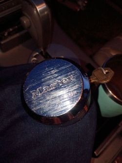Master hockey puk lock