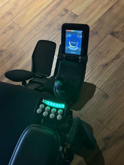 MAGNÍFICA SILLA MUY MODERNA ESPECIAL PARA PERSONAS DISCAPASITADAS.  CON VARIAS FUNCIONES ESTÁ SILLA SE USÓ SOLAMENTE $2 1/2 MESES. 