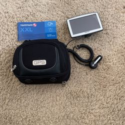 Tom Tom GPS Navigator Bundle w/  Case- USED