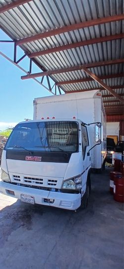 GMC Box Truck White Spraying Foam