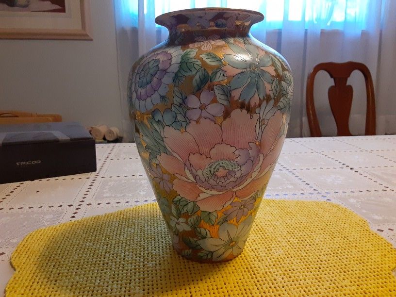 VERY BEAUTIFUL LOOKING TOYO VASE REALLY COLORFUL 10,5 INCHES TALL
