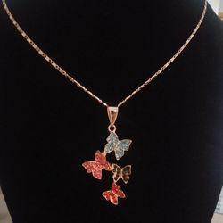 Gold Plated Butterfly's Necklace / Cadena De Mariposas En Oro Laminado