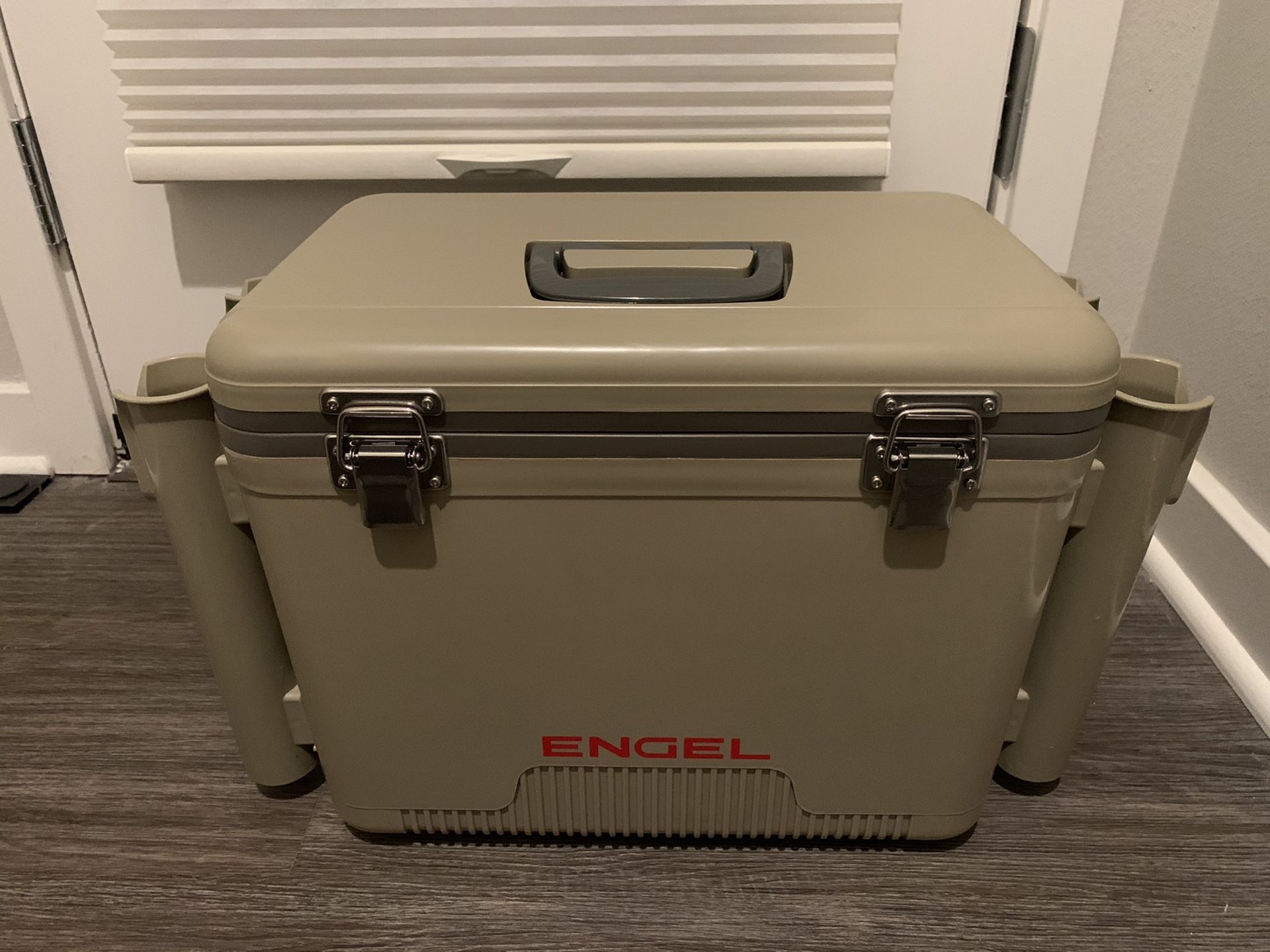 Engel 19qt Cooler/Dry Box w/FISHING ROD HOLDERS!