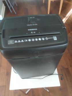 Insignia 10-Sheet Crosscut Paper/CD Shredder