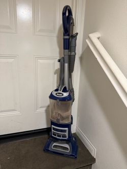 Shark Navigator Lift-Away Deluxe Upright Vacuum