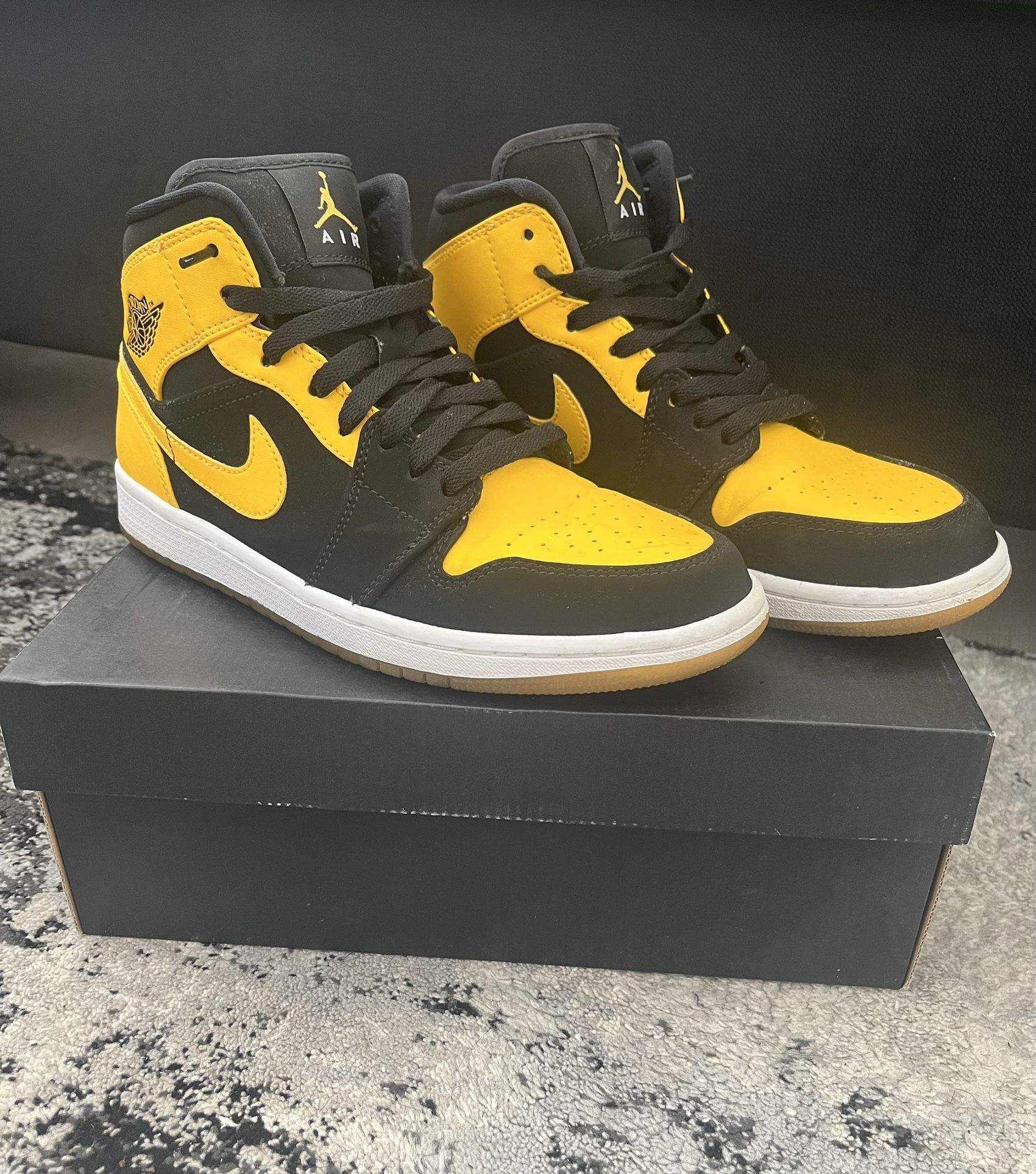 Air Jordan 1 Mid “New Love”