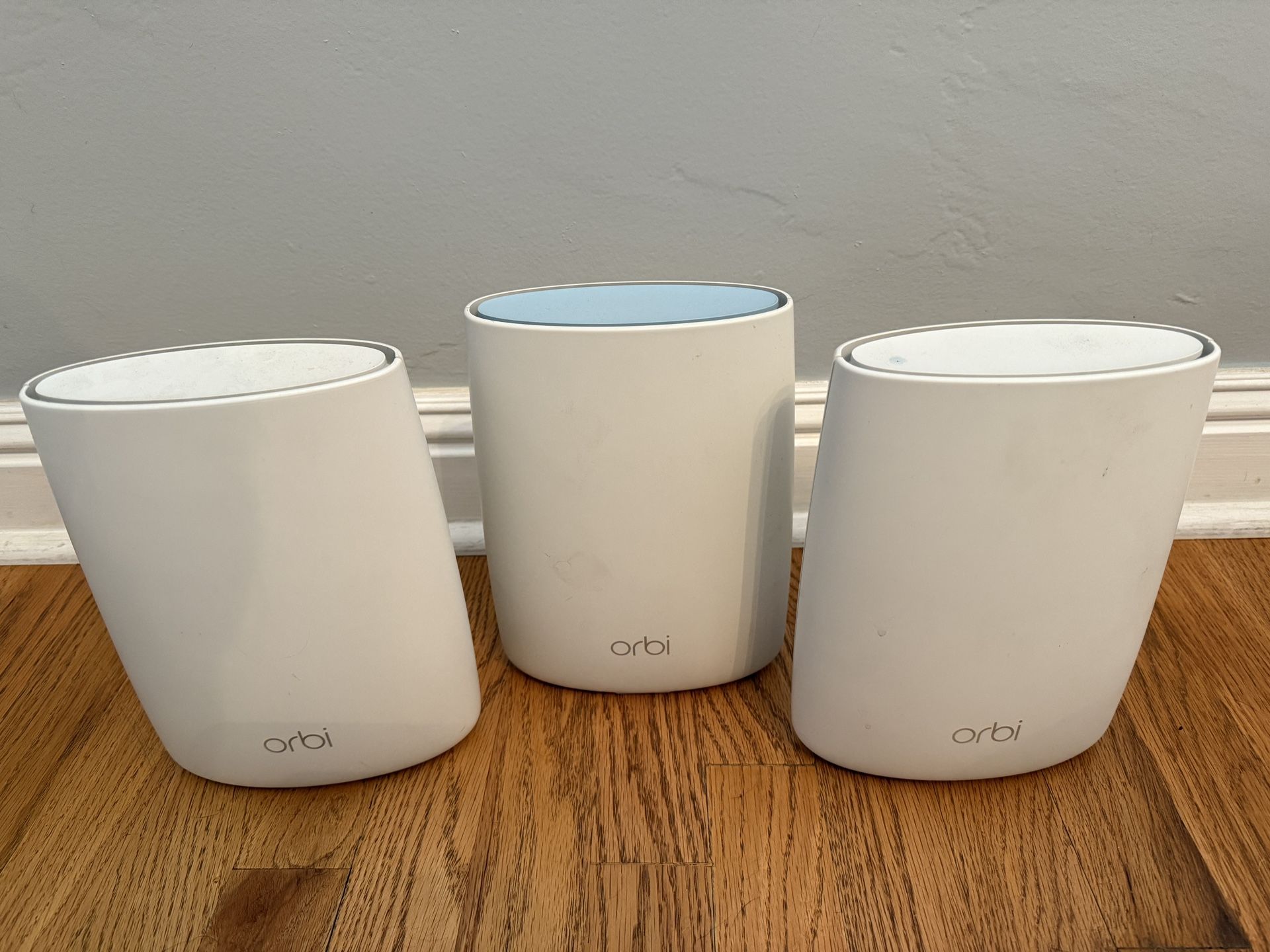 Orbi RBS50v2 Router + 2 Satellites 