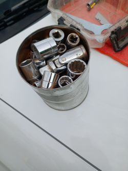 Can of sockets