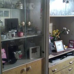 Entertainment center come’s with Wall unit