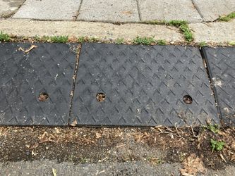 Heavyweight Rubber Driveway Ramp 13.5x6.5x9.5”