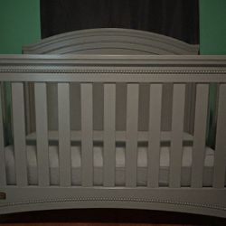  Crib With Matching Dresser