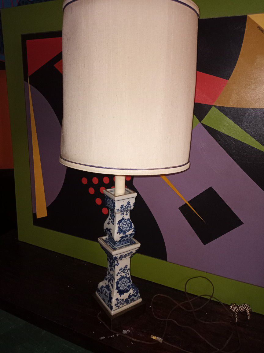 VINTAGE FREDRICK COOPER BLUE & WHITE LAMP