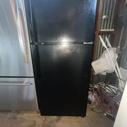 28” GE Top Freezer Refrigerator 