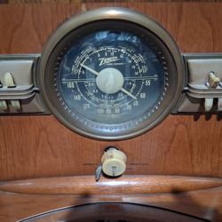 1943 Tube Radio In Mint Cond  NO Scratches