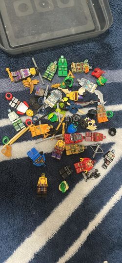 Random mni figures body parts and weapons