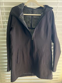 Lululemon plush lined women’s rain coat size 8 black