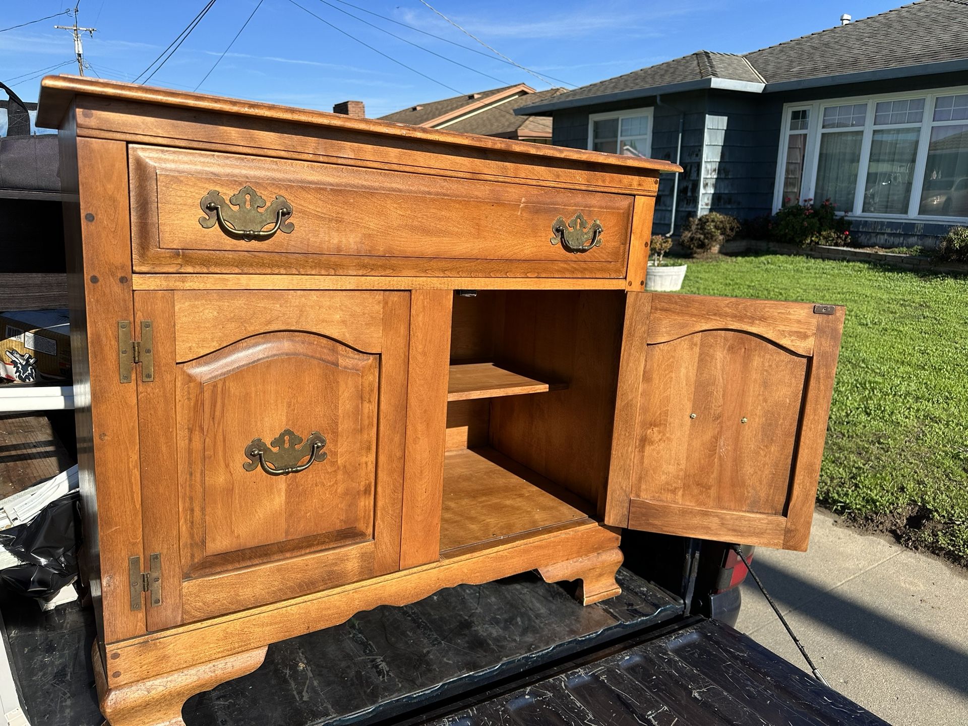 Dresser/cabinet