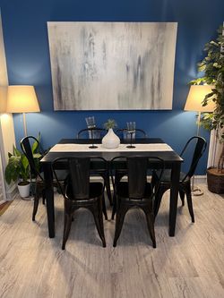 Beautiful Dining Set Great Condition!!! Black Dining Table with 6 Metal Chairs! I Can Deliver