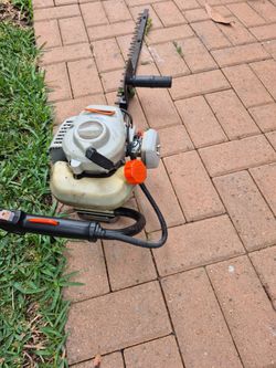 recortasetos es un modelo Echo HC-2000 con una cuchilla de 30 pulgadas.El motor es de 2 tiempos, diseñado para recortar setos y