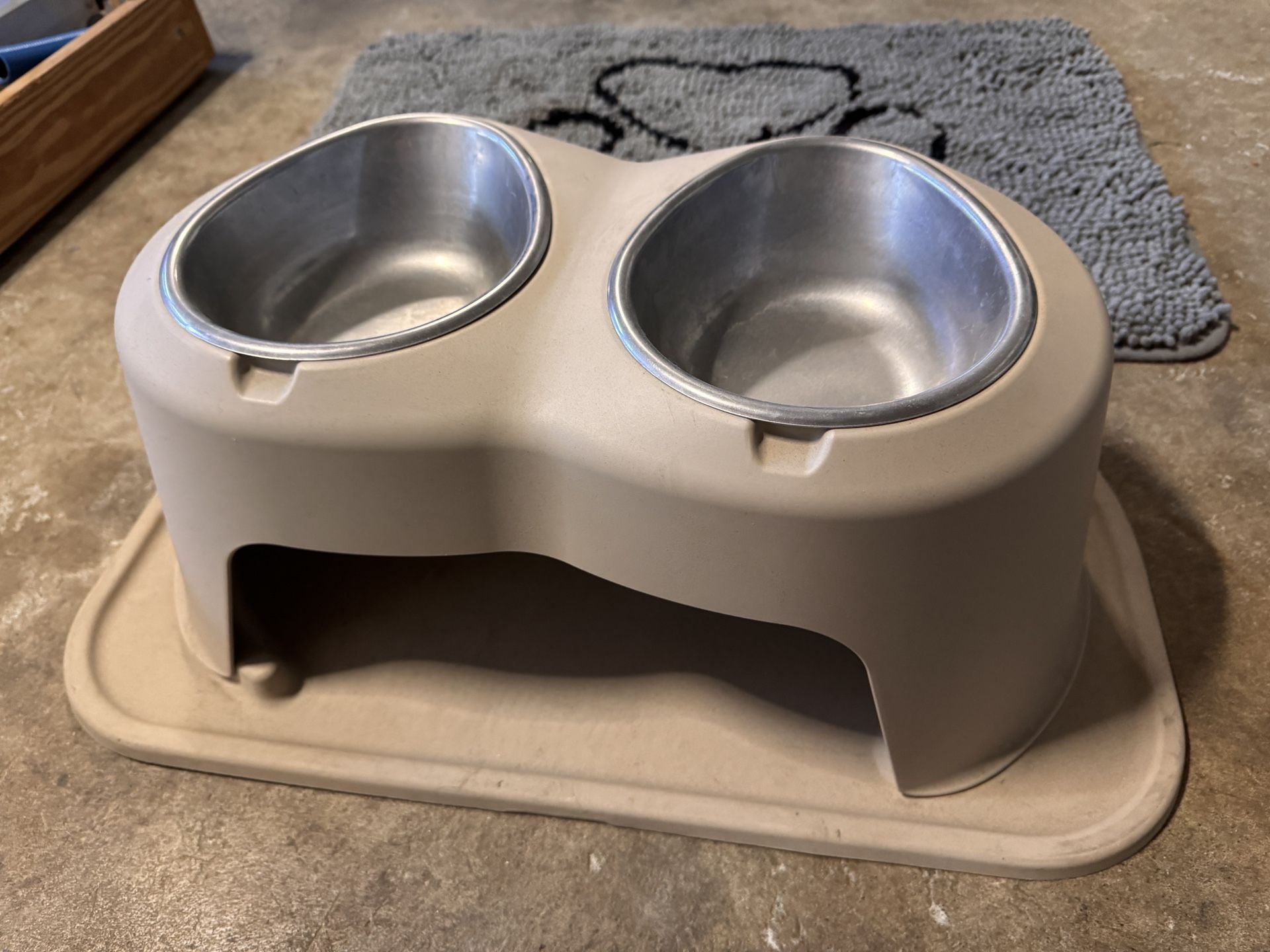 Raised Dog Bowl With Mat