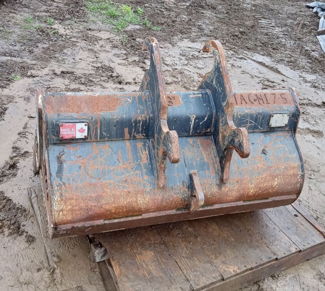 Hitachi 4' Bucket 