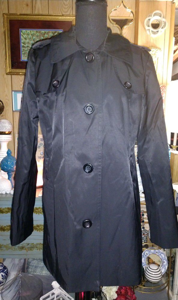 Woman's L/G rain coat Brand Covington has a shinny style to it.
***Please note it doesn't have the tie for the waist.