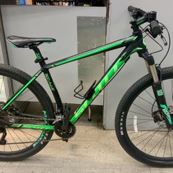 Scott Scale 960 II Mountain Bike Lightweight Aluminum Alloy Cross Country Racing Bicycle Shimano Brakes Rockshox Shocks Large Frame 29 Inch Wheels Rim