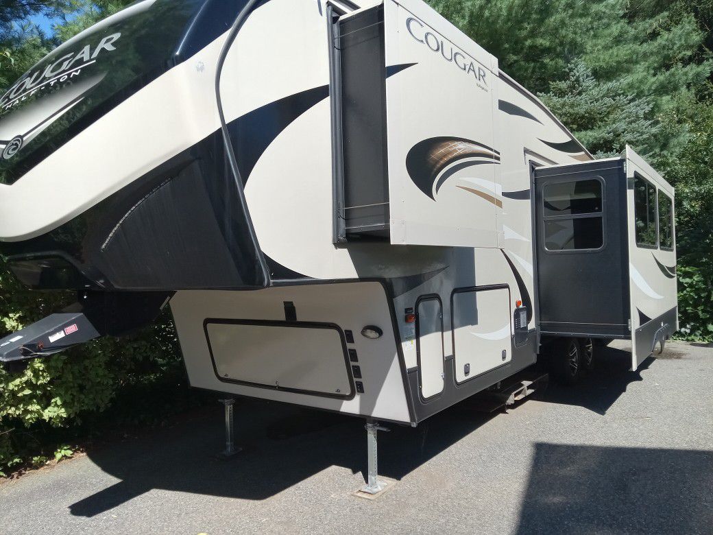 2019 Keystone Cougar 29RDB 5th Wheel Camping Trailer