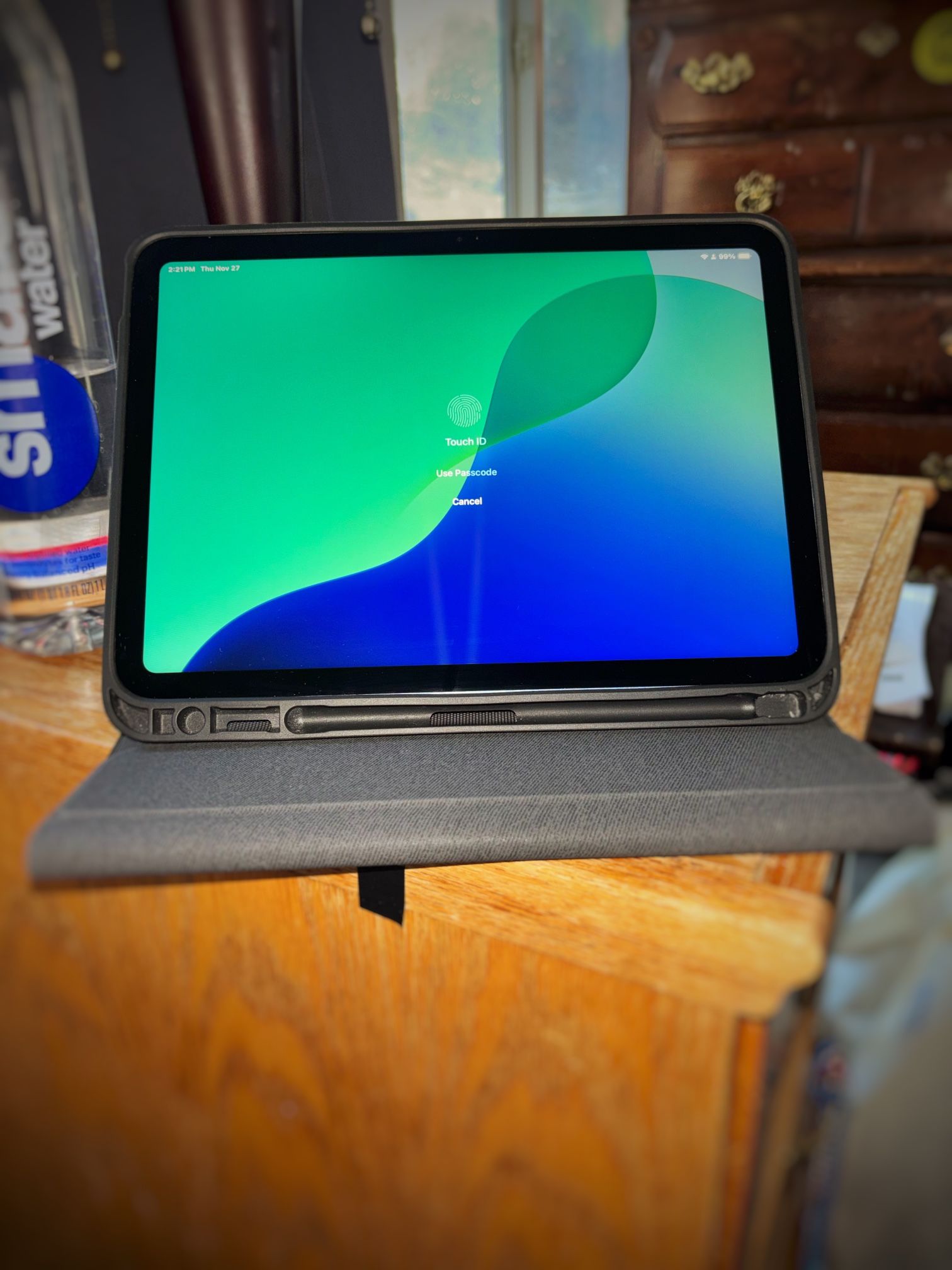 📱 iPad 10th Gen – Flawless Condition W/ Stand up case -  Like New 💎