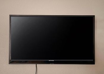 SAMSUNG SMART TV- 44” + WALL MOUNT