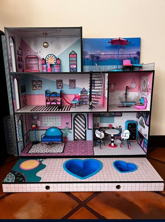 Great Condition Lol Doll Big House, With All Its Furniture.