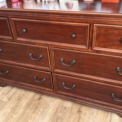 Queen Bedroom Set With Two Night Stands And Mirror