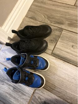 Boys Nikes size 9