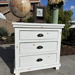 White Rustic Solid Distressed Wood Dresser Chest of Drawers Nightstand Excellent Condition 