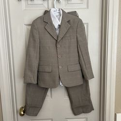 2 Trajes De Vestir Para Niños Color Taupe Y Camisa De Vestir Blanca Con Corbata DOCKERS- Size 8     $30 Each Traje ⬇️