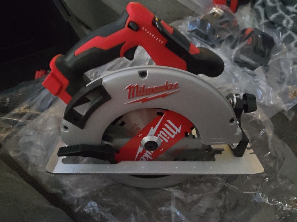 MILWAUKEE M18 BRUSHLESS 7-1/4"(184MM) 24 TOOTH CIRCULAR SAW (TOOL ONLY)