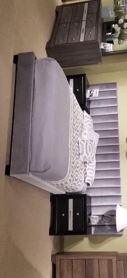 Jardin Gray Velvet Wall Platform Bedroom Set