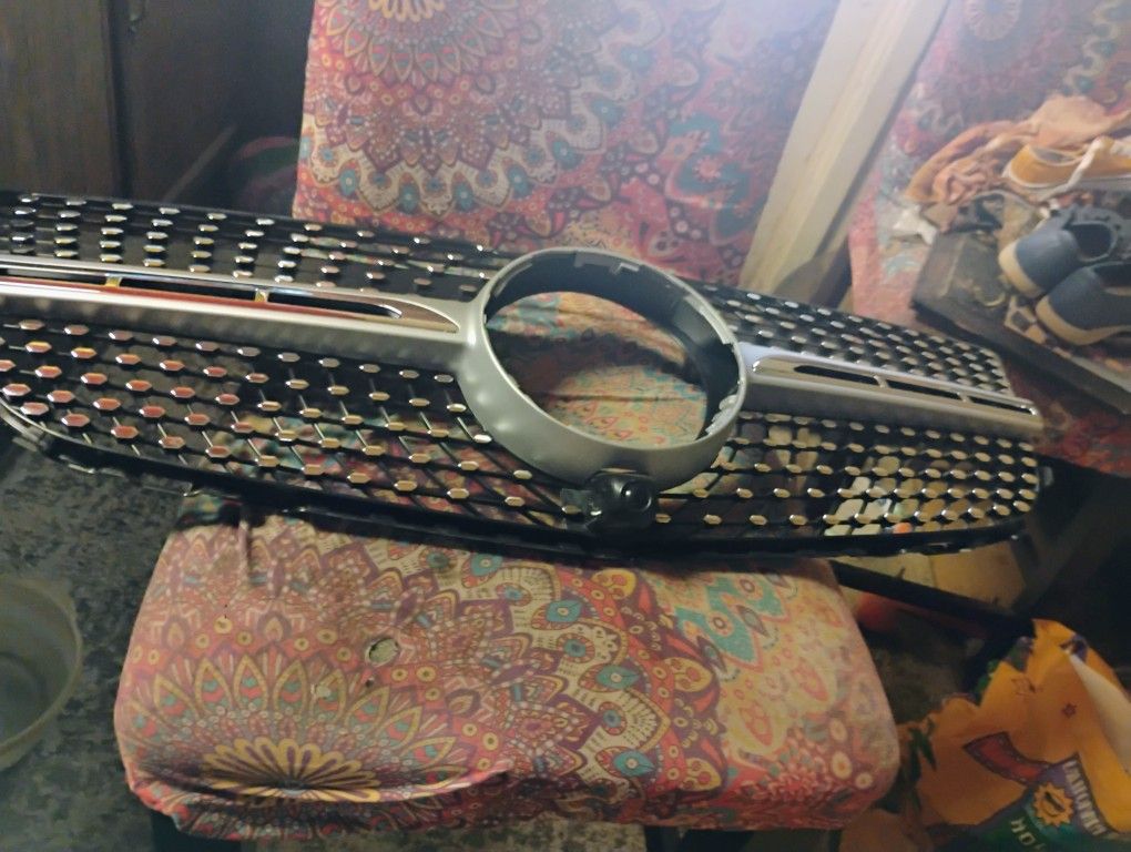Mercedes Benz Front Grill 3 Ft By 1 Ft