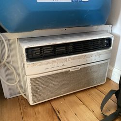 Used Toshiba A/C – Cools 250 sq ft quickly – Includes remote