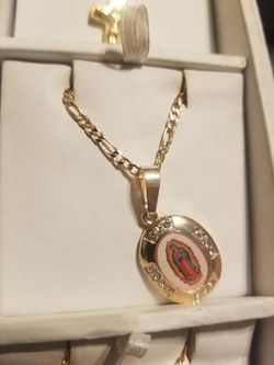 Cadena con dige de la Virgen de Guadalupe de oro laminado