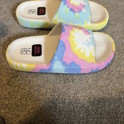 Size 7 Women No Boundaries Wide With Sandals