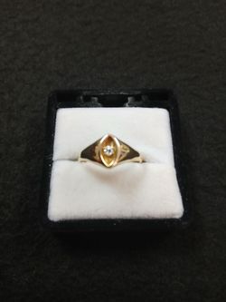 14k Solid Gold Diamond Ring Sz 8