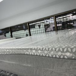 QUEEN SIZE SEALY HYBRID MATTRESS & BOX SPRING BED SET