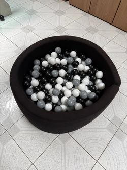 Ball pit with balls