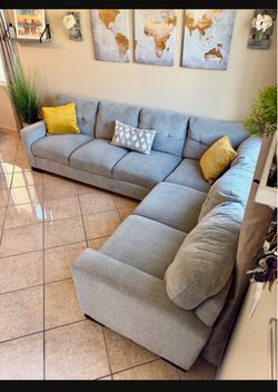 DELIVERY AVAILABLE 🚛. Gorgeous grey sectional couch from COSTCO LIKE NEW